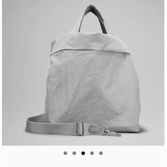 Lulu - On my level tote bag. Army green. Great condition! Have 2 to sell. - Picture 3 of 4